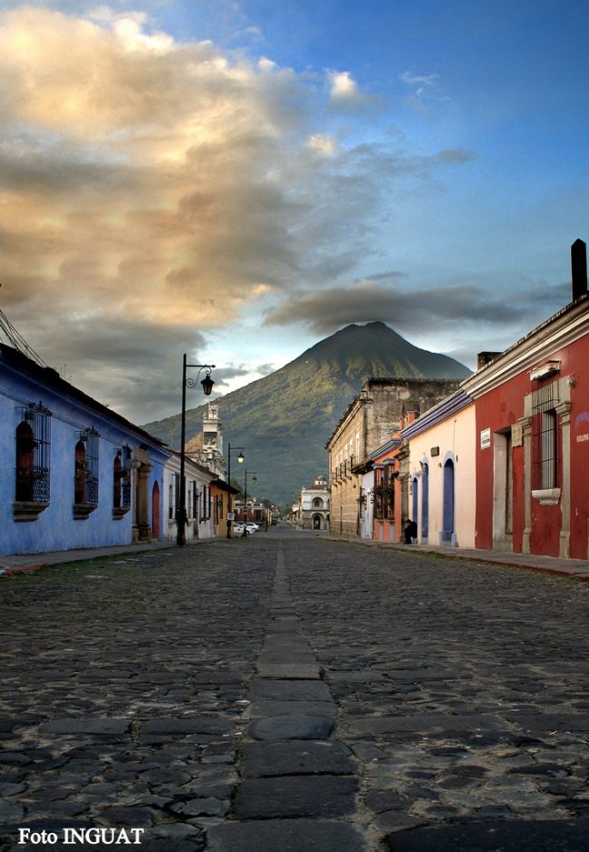 CALLE EMPEDRADA – ANTIGUA GUATEMALA