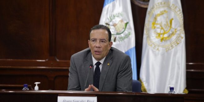 Ministro-de-Finanzas-Alvaro-Gonzalez-Ricci-durante-la-conferencia-de-prensa.-1140×570 (1)