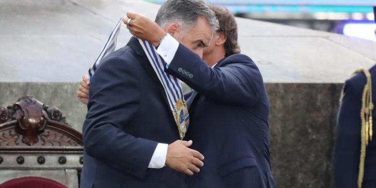1Yamandu-Orsi-recibe-la-banda-presidencial-de-Lacalle-Foto-EFE-750×375 (2)