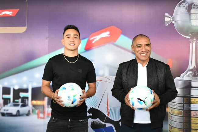 Pin Plata y Oscar Santis presentación PROMOCIÓN PUMA PRIS – PELOTA DE LA CONMEBOL